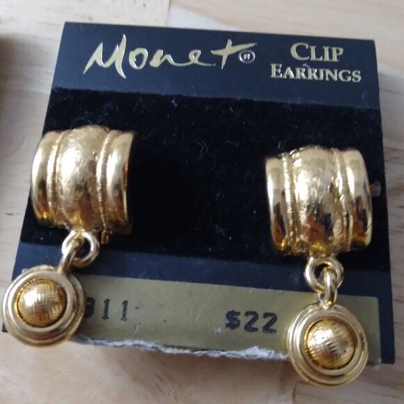 NWT Vintage Monet Gold Tone Clip Earrings - Picture 1 of 2